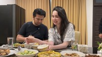 So Sweet! Emil Dardak Masak Sahur untuk Arumi Bachsin yang Ultah