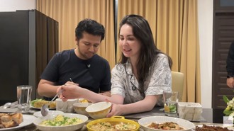 So Sweet! Emil Dardak Masak Sahur untuk Arumi Bachsin yang Ultah