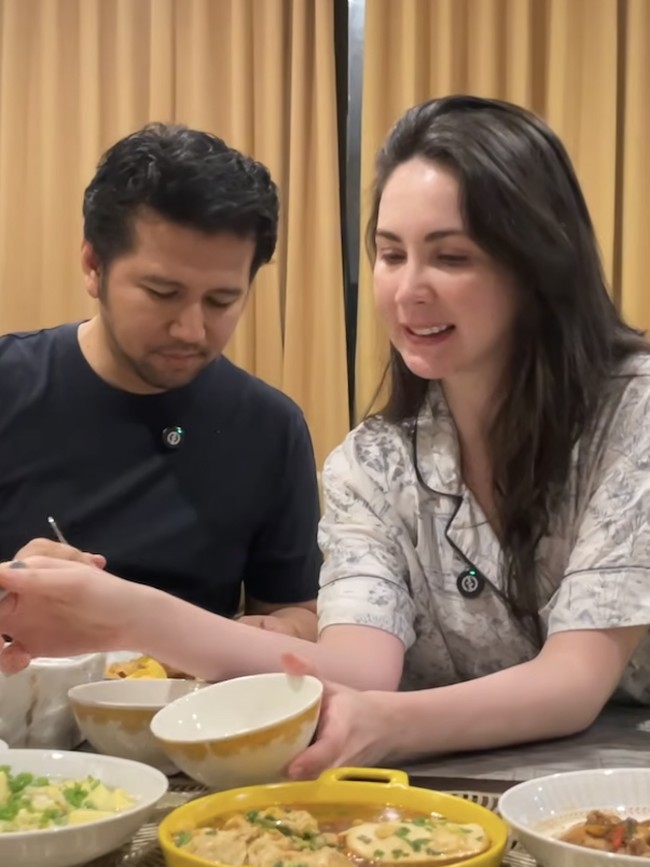 So Sweet! Emil Dardak Masak Sahur untuk Arumi Bachsin yang Ultah
