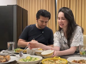 So Sweet! Emil Dardak Masak Sahur untuk Arumi Bachsin yang Ultah