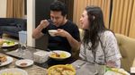 So Sweet! Emil Dardak Masak Sahur untuk Arumi Bachsin yang Ultah