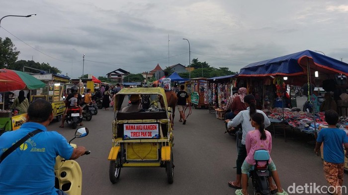 Suasana ngabuburit di Jalan Kiai Abbas Cirebon.