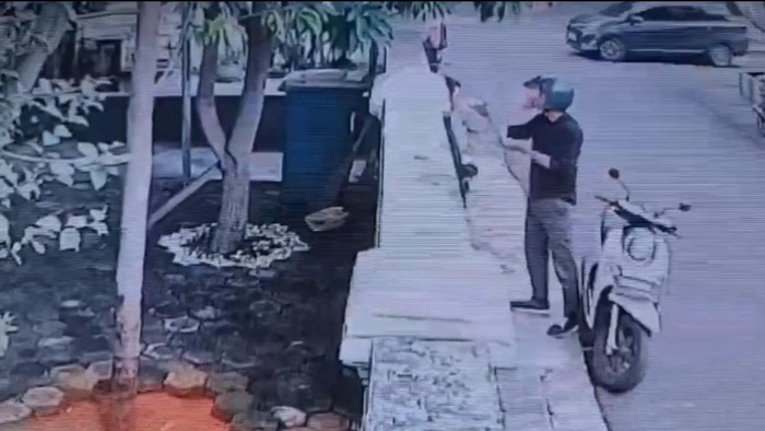 Tangkapan layar CCTV aksi perampasan ponsel di Ciledug, Kota Tangerang.