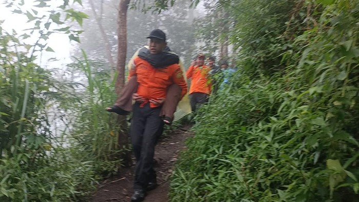 Tim SAR menggendong pendaki yang mengalami hipotermia di Gunung Abang, Bali, Sabtu (21/2/2026). (Foto: Dok SAR Karangasem)