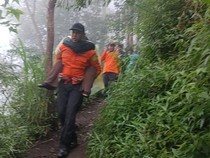 Kena Hipotermia, Pendaki Remaja Digendong Tim SAR dari Gunung Abang