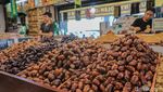 Tradisi Berbuka Puasa Dongkrak Penjualan Kurma di Tanah Abang