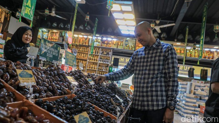 Penjualan kurma di Pasar Tanah Abang, Jakarta, Sabtu (21/2/2026), mengalami peningkatan signifikan pada menjelang hingga pada bulan Ramadhan. Sejumlah pembeli terlihat memadati toko-toko kurma untuk memilih berbagai jenis yang tersedia sebagai persiapan kebutuhan berbuka puasa.