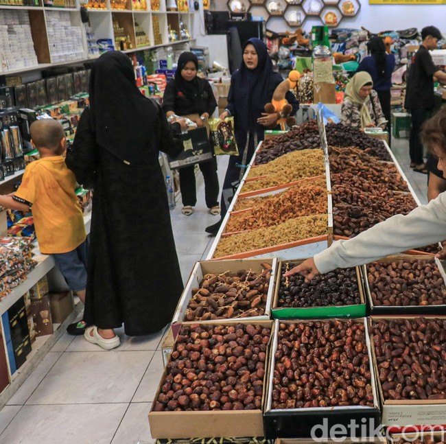 Tradisi Berbuka Puasa Dongkrak Penjualan Kurma di Tanah Abang