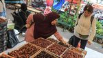 Tradisi Berbuka Puasa Dongkrak Penjualan Kurma di Tanah Abang