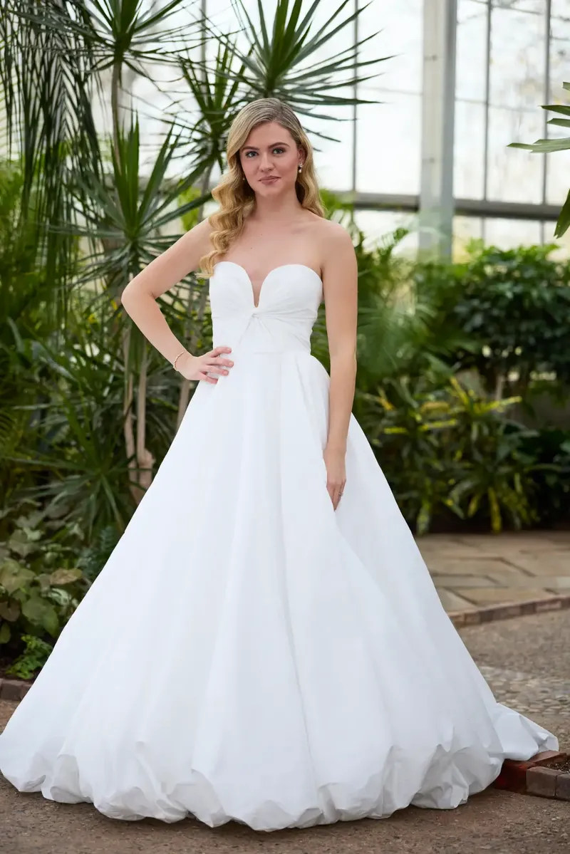 Koleksi gaun pengantin dari David's Bridal.