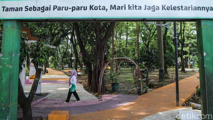 Sejumlah anak bermain di Taman Kota Bekasi, Sabtu, (21/2/2026). Wajah baru Taman Kota Bekasi kini tampil lebih segar dan terbuka. Ruang publik yang berada di jantung Bekasi itu direvitalisasi dengan konsep tanpa pagar, berbeda dari sebelumnya yang tertutup pembatas besi di sekeliling area taman.