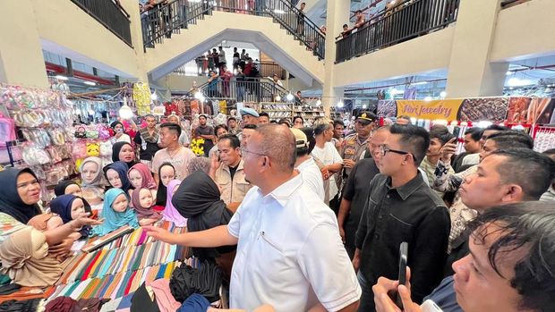 Wakil Ketua Komisi VI DPR RI Andre Rosiade melakukan inspeksi mendadak (sidak) ke Fase VII Pasar Raya Padang.