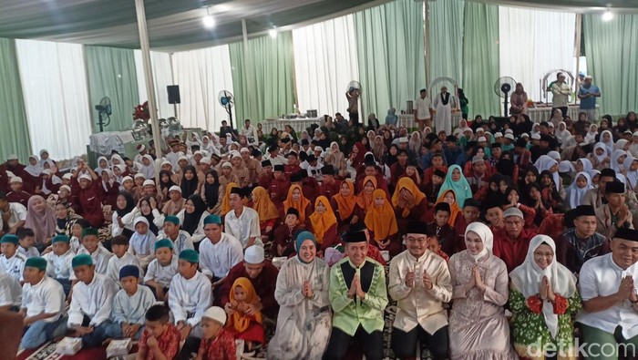 Wali Kota Palembang Ratu Dewa bersama Wakilnya Prima Salam santuni 500 anak yatim