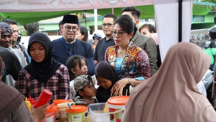 Wali Kota Singkawang Tjhai Chui Mie, bersama Wakil Wali Kota Muhammadin meninjau Pasar Juadah di Mess Daerah Singkawang. (dok Media Center Singkawang)