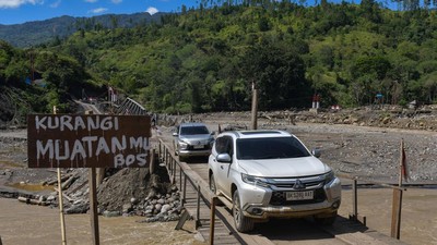 Warga Andalkan Jembatan Darurat di Aceh Tengah