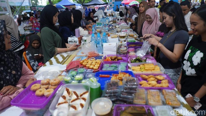 Warga berburu takjil di pasar juadah Masjid Raya Mujahidin Pontianak.
