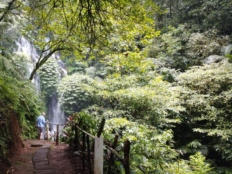 Wisatawan berjalan menuju Air Terjun Spray. Untuk mencapai Air Terjun Spray, Banyu Wana Amertha, Kembar, dan One pelancong harus berjalan kaki. Adapun ojek hanya dari tempat parkir sampai persimpangan jalan menuju gerojokan.