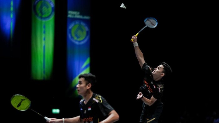 BIRMINGHAM, ENGLAND - MARCH 14: Leo Rolly Carnando (R) and Bagas Maulana of Indonesia compete in the Mens Doubles Quarter Finals match against Lee Jhe-Huei and Yang Po-Hsuan of Chinese Taipei on day four of the Yonex All England Open Badminton Champ
