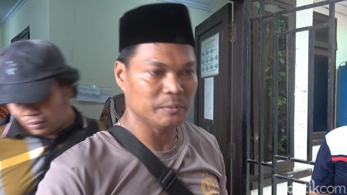 Aipda Muhammad Jabir, ayah dari anggota Direktorat Samapta Polda Sulsel bernama Bripda Dirja Pratama (19) yang meninggal dunia akibat diduga dianiaya oleh seniornya.