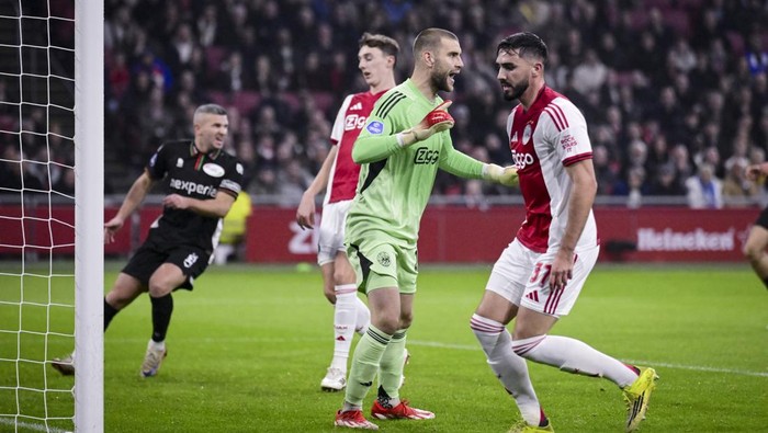 Maarten Paes Debut, Ajax vs NEC Nijmegen Berakhir Imbang 1-1