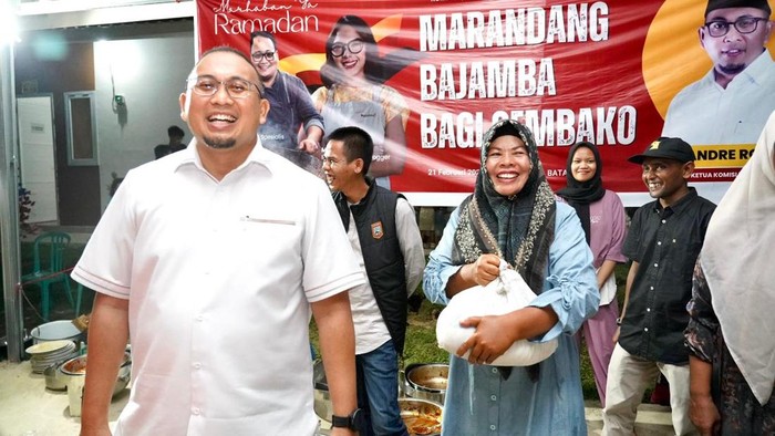 Andre Rosiade menggelar  kegiatan Marandang  di Padang Pariaman.