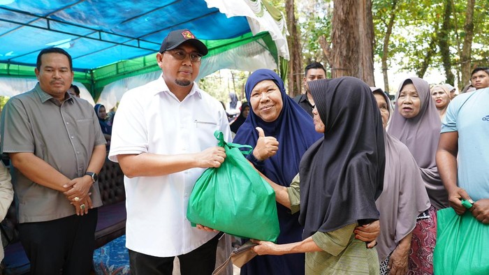 Andre Rosiade bagikan 1.000 paket sembako untuk warga Pariaman.