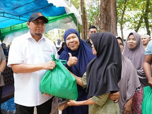 Andre Rosiade Berbagi 1.000 Paket Sembako di Pasir Lohong Pariaman