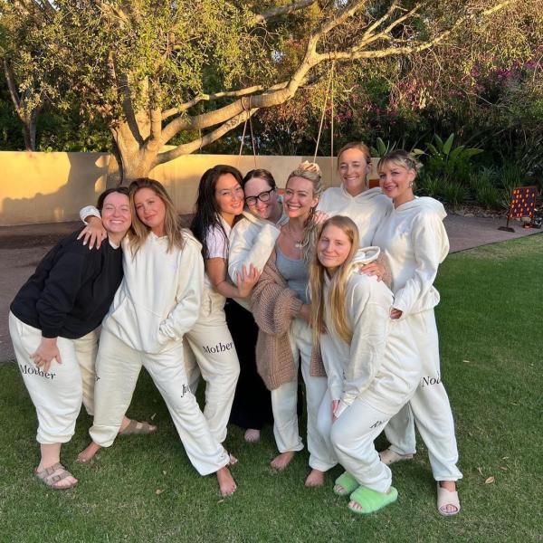 Ashley Tisdale dan grup pertemanan selebriti