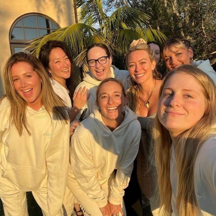 Ashley Tisdale dan grup pertemanan selebriti