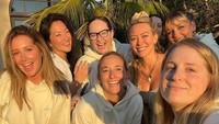 Hilary Duff Akhirnya Buka Suara Soal Drama Grup 'Ibu-ibu Toksik'