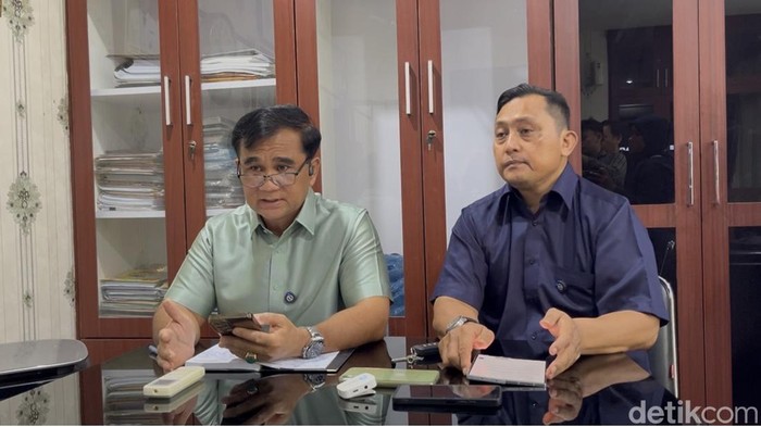 Asisten Pemerintahan dan Kesra Kota Medan Muhammad Sofyan (kiri) bersama Plt Kepala Dinas Koperasi UKM Perindustrian dan Perdagangan Kota Medan Citra Capah (kanan) saat melakukan konferensi pers di Kantor Wali Kota Medan. (Kartika Sari/detikSumut)