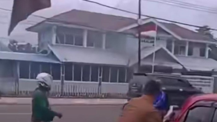 Atap Lapas Takalar mengeluarkan asap saat terjadi kebakaran.