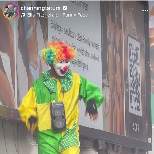 Badut jalanan yang direkam dan diunggah dalam instagran pribadi Channing Tatum saat di Bali pada Kamis (19/2/2026). (Tangkapan layar instagram @channingtatum)