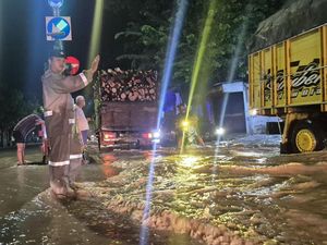 Banjir Rendam Jalur Pantura Probolinggo, Arus Lalin Sempat Tersendat