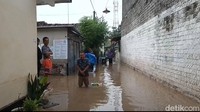 Sebagian besar warga hanya bisa menjaga harta benda yang masih tersisa di luar rumah.