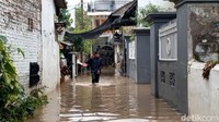 Akibatnya, aktivitas warga lumpuh total. Mereka belum dapat membersihkan rumah karena air masih menggenang.