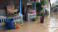 Di desa tersebut, sekitar 320 rumah masih tergenang air dengan ketinggian berkisar 50 sentimeter hingga lebih dari satu meter.