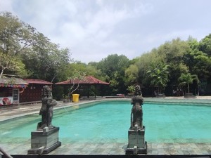 Banyuwedang: Serunya Berendam Air Panas Berlatar Hutan Bakau