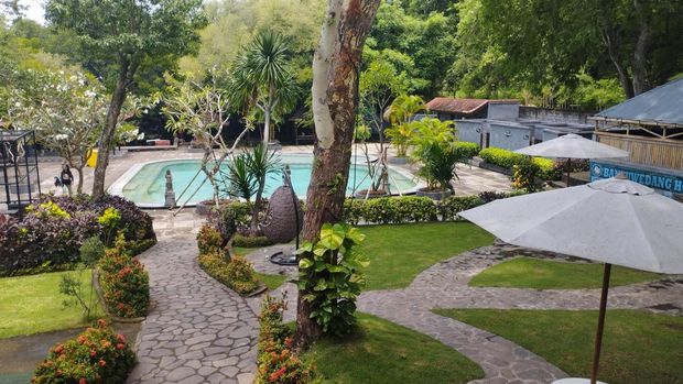 Banyuwedang Hot Spring Banyuwedang Hot Spring, Buleleng, Bali, memiliki sejumlah fasilitas seperti restoran, taman bermain, hingga pemandian privat.