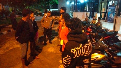 Belasan remaja di Kota Mataram, NTB diamankan polisi saat asyik taruhan panco, Sabtu (21/2/2026). (Foto : Dok Polsek Mataram).