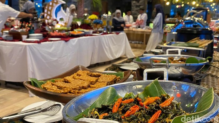Beragam menu makanan disajikan dalam paket iftar di hotel