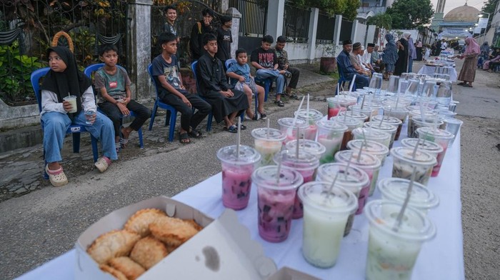 Ratusan warga mengambil takjil pada meja hidangan saat acara buka puasa bersama di Lorong Bahagia, Kelurahan Bonggoeya, Kendari, Sulawesi Tenggara, Minggu (22/2/2026). Acara buka puasa bersama yang dilakukan pada jalan sepanjang 150 meter dengan total 100 meja hidangan tersebut diinisiasi oleh Kerukunan Keluarga Pemuda Bahagia sebagai bentuk kebersamaan dan suka cita dalam menyemarakkan bulan suci Ramadhan. ANTARA FOTO/Andry Denisah