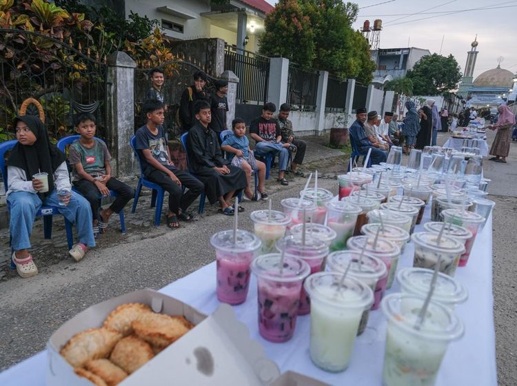 Buka Puasa Bersama Sepanjang 150 Meter Ramaikan Kendari