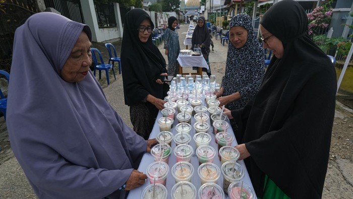 Ratusan warga mengambil takjil pada meja hidangan saat acara buka puasa bersama di Lorong Bahagia, Kelurahan Bonggoeya, Kendari, Sulawesi Tenggara, Minggu (22/2/2026). Acara buka puasa bersama yang dilakukan pada jalan sepanjang 150 meter dengan total 100 meja hidangan tersebut diinisiasi oleh Kerukunan Keluarga Pemuda Bahagia sebagai bentuk kebersamaan dan suka cita dalam menyemarakkan bulan suci Ramadhan. ANTARA FOTO/Andry Denisah