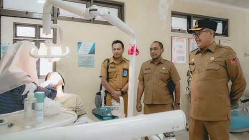 Bupati Karangasem I Gusti Putu Parwata (Gus Par) saat memastikan pelayanan kesehatan di RSUD Karangasem pada Senin (26/1/2026). (Foto: Dok. Prokopim Karangasem)