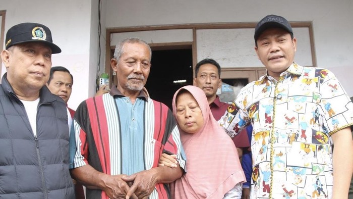 Bupati Subandi saat melakukan sidak RTLH milik Subakin di Sedati, Sidoarjo