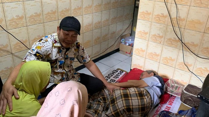 Bupati Subandi saat menjenguk warganya yang sakit dan memberikan bantuan