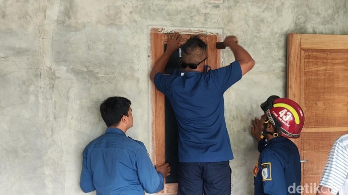 Damkar Klaten evakuasi anak terkunci.