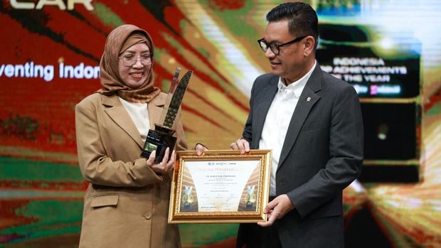 Direktur Niaga & Operasi PT Surveyor Indonesia (Persero) (PTSI), Euis Emalia Noor saat menerima penghargaan Excellence in National Assurance Services 2026 yang diberikan langsung oleh Gubernur Lemhannas RI TB. Ace Hasan Syadzily dalam ajang Indonesia Top Achievements of The Year 2026 (ITAY 2026)  di Grand Studio Metro TV, Jakarta, pada Jumat (20/2/2026).
