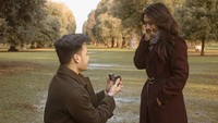 Disha Devina dilamar kekasihnya bernama Mazebah Siahaan pada 7 Januari 2026 lalu di London setelah bertahun-tahun jalin hubungan jarak jauh. Setelah bertahun-tahun mencintai melintasi zona waktu, penerbangan ketinggalan, perpisahan tanpa akhir, dan setiap keraguan yang berubah menjadi kepastian, tulisnya dilihat di Instagram, Senin (23/2/2026). (Foto: dok Instagram devinadishaa)
